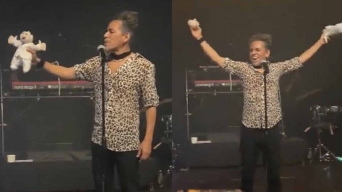 Vocalista de Cafe Tacvba, destruye peluche del Dr. Simi; le arrancó la cabeza