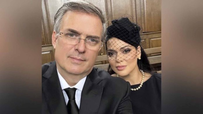 Ebrard es criticado por tomarse selfie en el funeral de la reina Isabel II