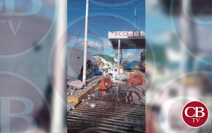 Entre la vida y la muerte chofer de trailer tras impactarse con caseta