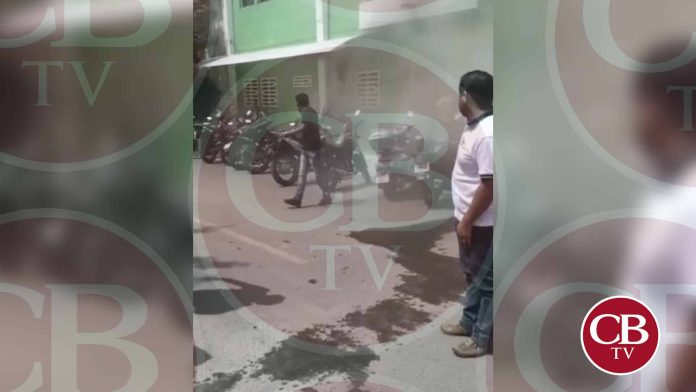 VIDEO: Evacuan alumnos por corto circuito en universidad de Apatzingán