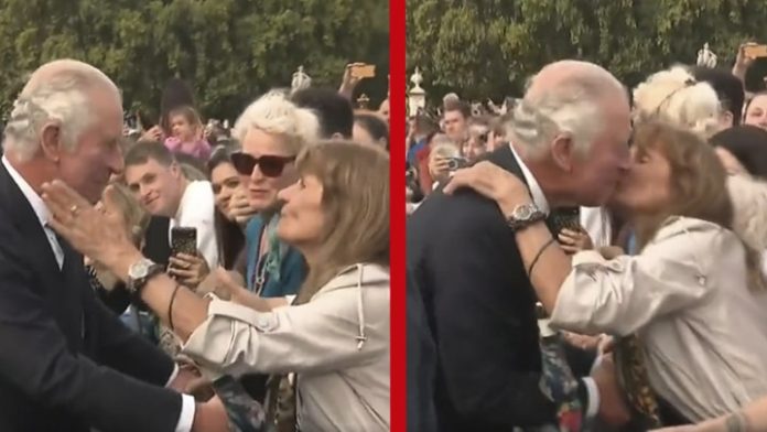 Mujer se salta el protocolo y planta beso a Carlos III