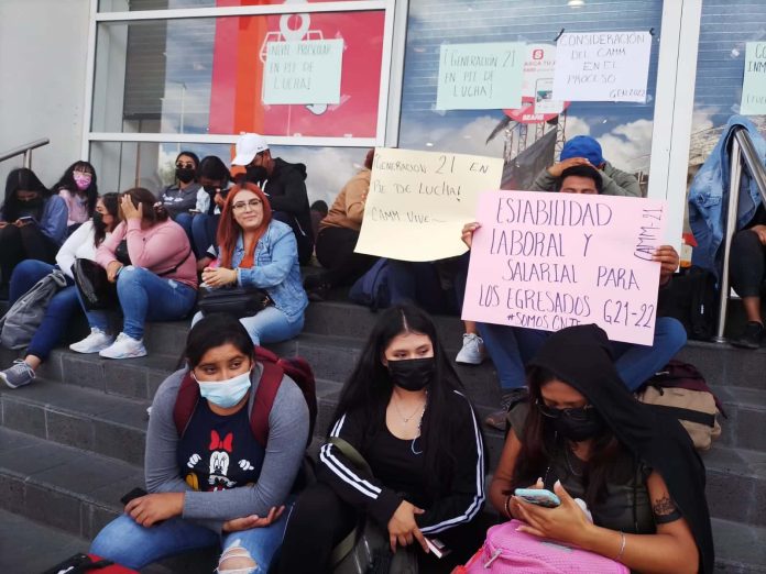 Gobierno de Michoacán asigna plazas a 900 normalistas