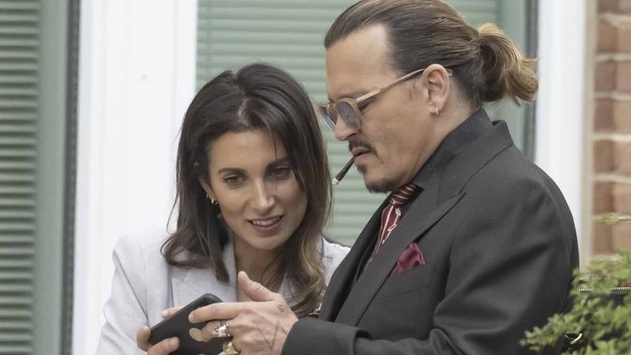 Johnny Deep tiene una nueva relación amorosa con su abogada