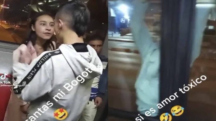 Joven se cuelga de la puerta de un autobús para seguir a su novia