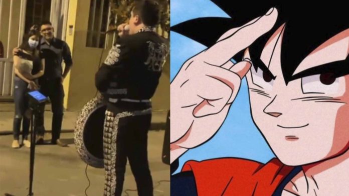 Le lleva serenata a su novia con mariachi al ritmo de Dragon Ball