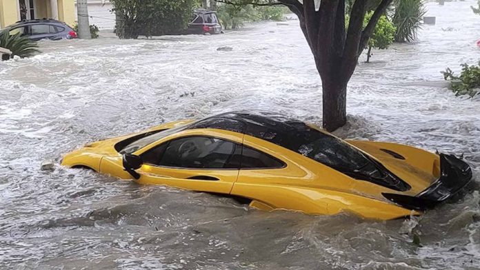 Huracán  Ian destruye auto con valor de 6 millones de pesos