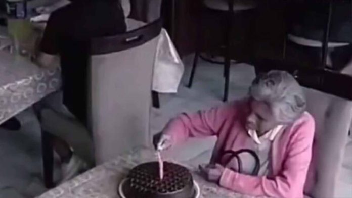 Mujer celebra sola su cumpleaños en un restaurante
