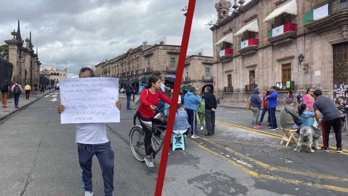 Por falta de pago, maestros se manifiestan en Palacio de Gobierno