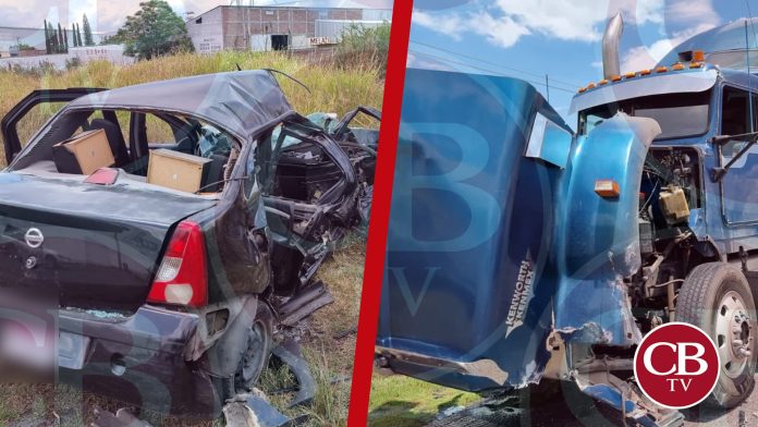 Tráiler despedaza auto de estudiantes del Tecnológico