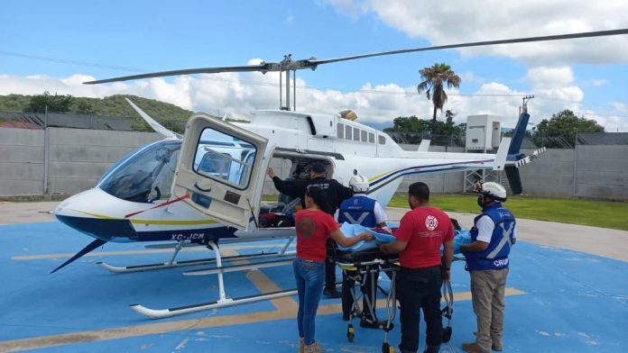 Trasladan en helicóptero a niño herido procedente de Apatzingán