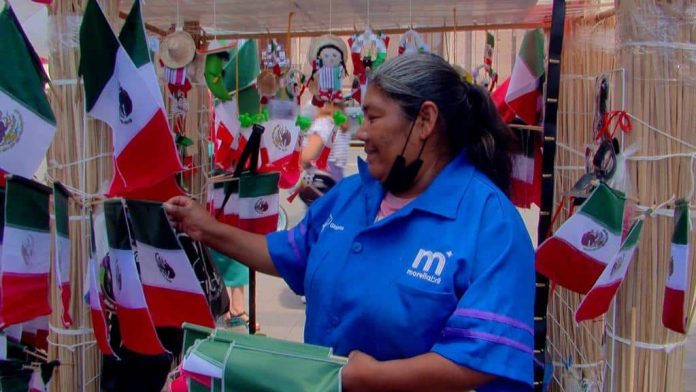 Vendiendo banderitas en Morelia, Lourdes mantiene a sus 4 hijos