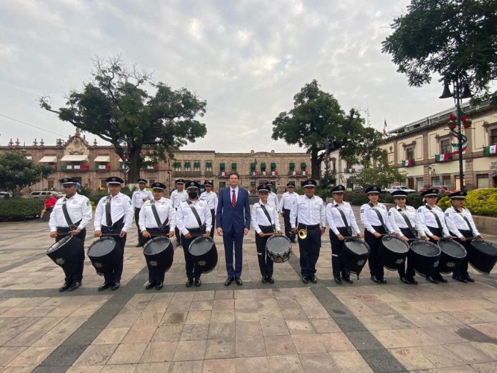 Siguen actividades patrias; Alfonso Martínez presente en izamiento de bandera