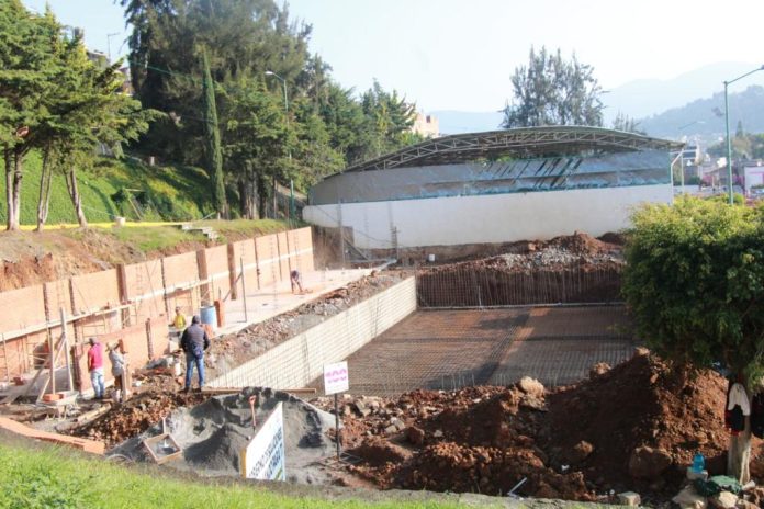 Supervisa Toño Ixtláhuac avance de la construcción de la alberca semiolímpica en la Siglo XXl