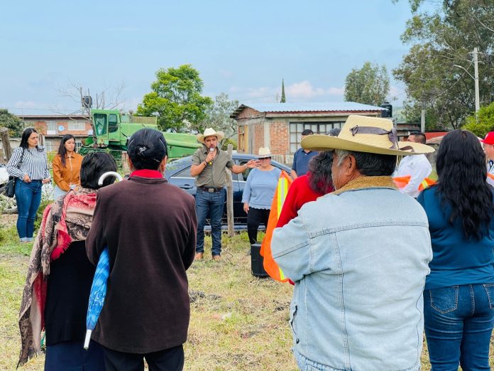 Chava Cortés arranca mejoras en los panteones de Charo