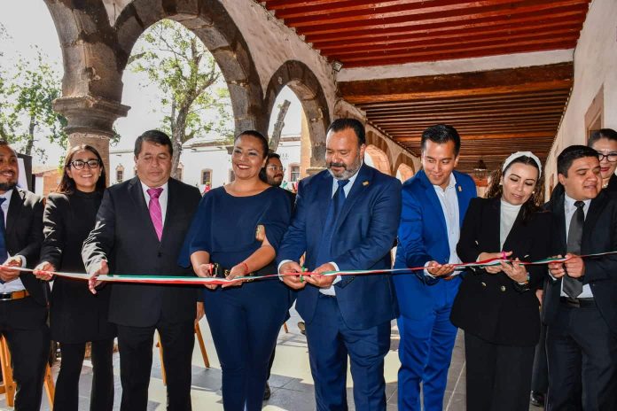 El reloj del Palacio Municipal de Pátzcuaro, uno más emblemáticos de Michoacán, recibe mantenimiento