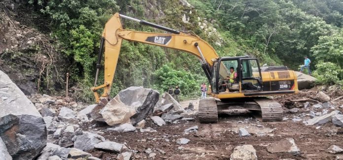 Más de 150 derrumbes en la carretera Coalcomán - Aquila