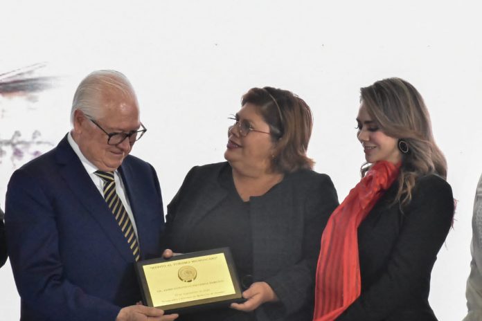El Congreso Estatal de Turismo entrega condecoración a Jaime Genovevo Figueroa Zamudio