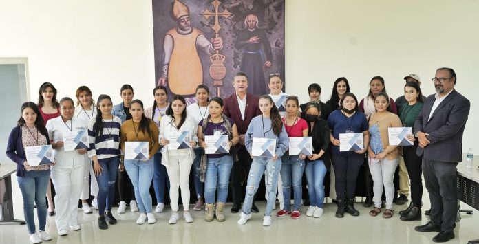 JEFAS DE FAMILIA NICOLAITAS RECIBEN BECA DE CONACYT