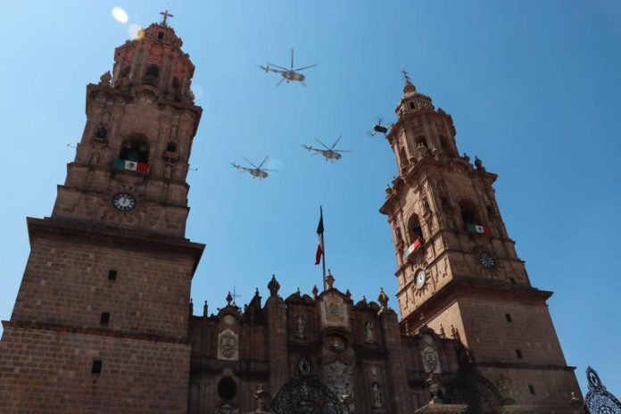Desfile deja saldo blanco en Morelia