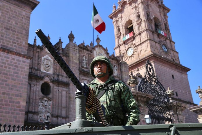 Más de 6 mil personas marcharon en el desfile militar por el Natalicio de José María Morelos