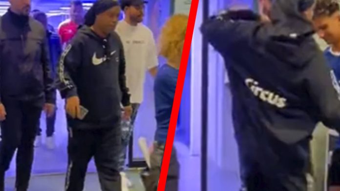 Video: Ronaldinho soltó una patada contra un fan que le hizo túnel