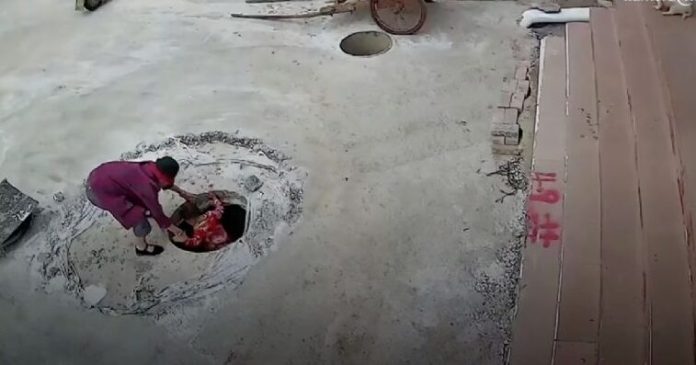VIDEO: Niño cae en una coladera mientras caminaba con su abuelita