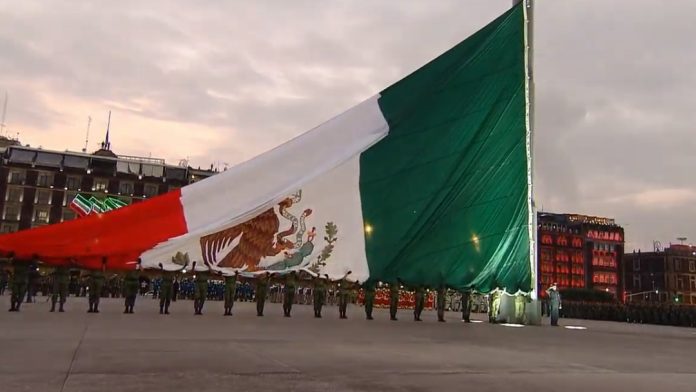 López Obrador iza a media asta la Bandera por víctimas de sismos de 1985 y de 2017