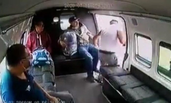 VIDEO: Pasajero frustra intento de asalto a combi