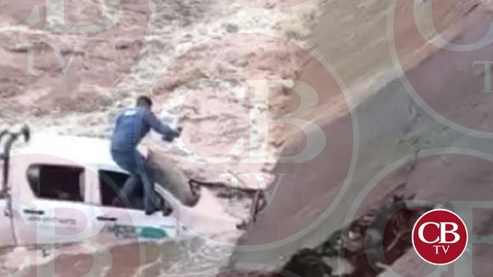 ¡Y se manchó! Intentaron cruzar un río, pero la corriente se los lleva con todo y camioneta