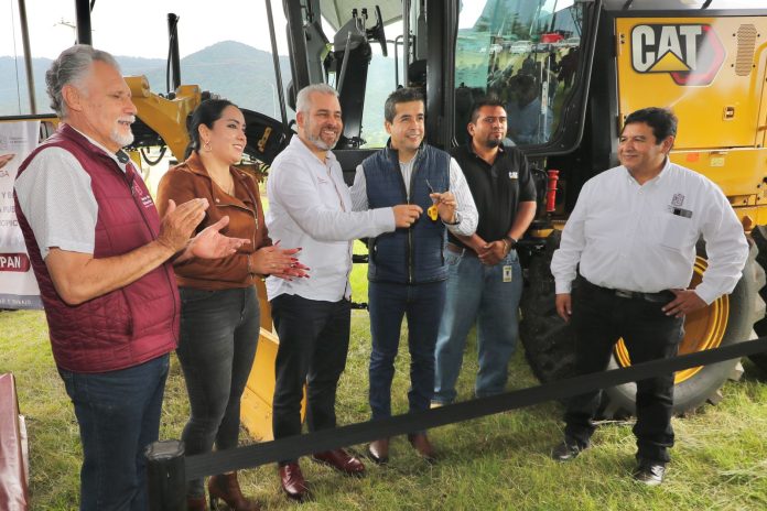 Bedolla entrega maquinaria y obra pública en Tuxpan e Irimbo