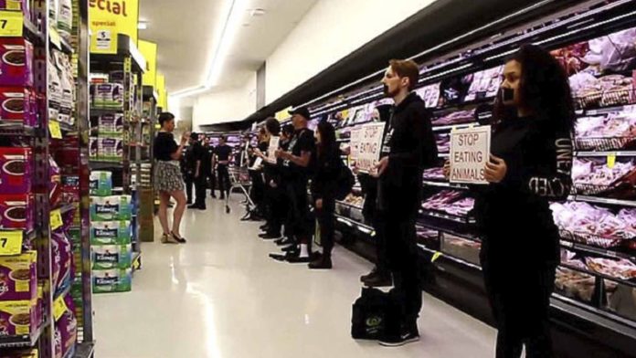 Activistas veganos realizan funeral a carnes del supermercado: “¡no es comida!”