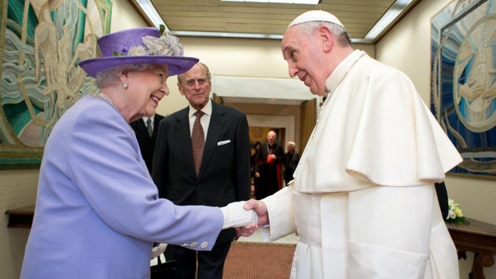 El papa Francisco lamentó la muerte de la reina Isabel II