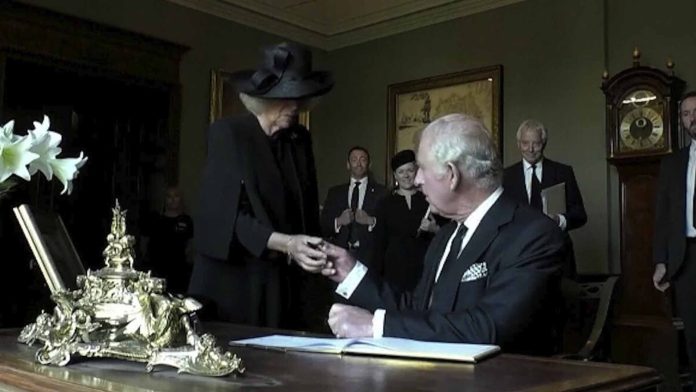 El nuevo berrinche del Rey Carlos III; “¡No soporto esta maldita cosa!”