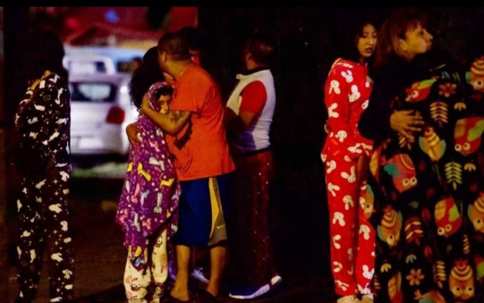 Reportan dos personas fallecidas tras sismo magnitud 6.9