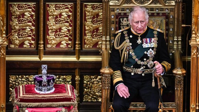 Príncipe Carlos elige su nombre como nuevo rey de Inglaterra