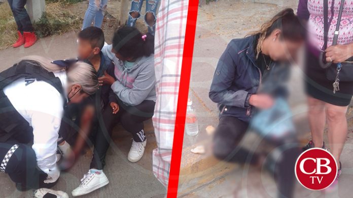 Camioneta arrastra una señora y su hijo que iban en motocicleta
