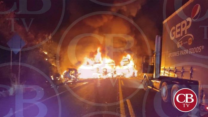 Un muerto deja tráiler incendiado en la Siglo XXI