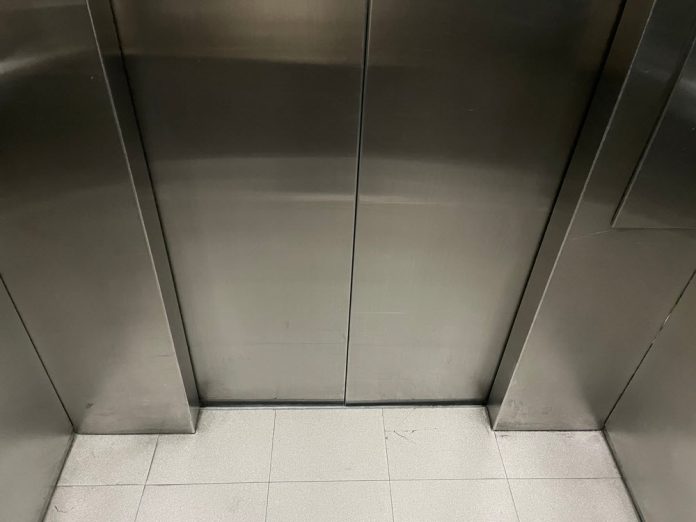 Se desploma un elevador por sismo y mueren dos perritos