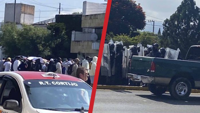 Normalistas bloquean la salida a Pátzcuaro