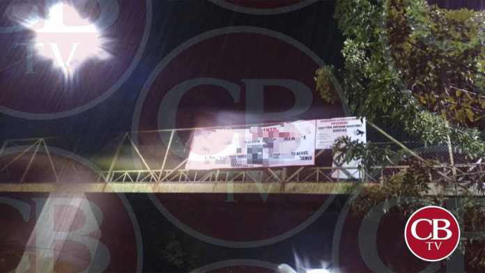 Colocan narcomantas contra la Sedena en Apatzingán