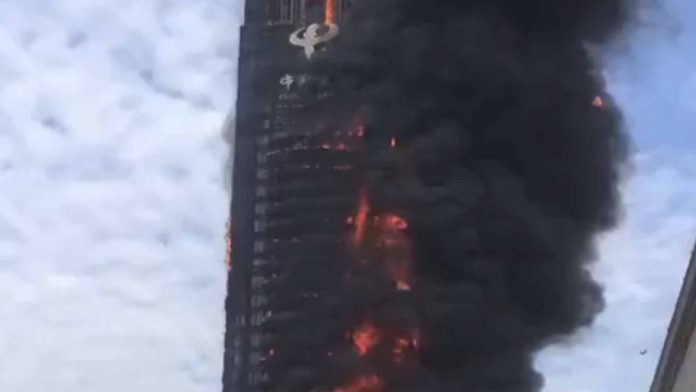 Incendio arrasa con un rascacielos en China
