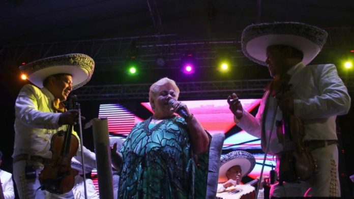 VIDEO: Avientan peluche del Dr. Simi a Paquita la del Barrio