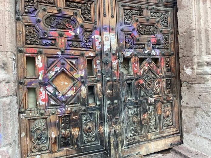 Medio millón de pesos costaría reparar puerta de Palacio de Gobierno