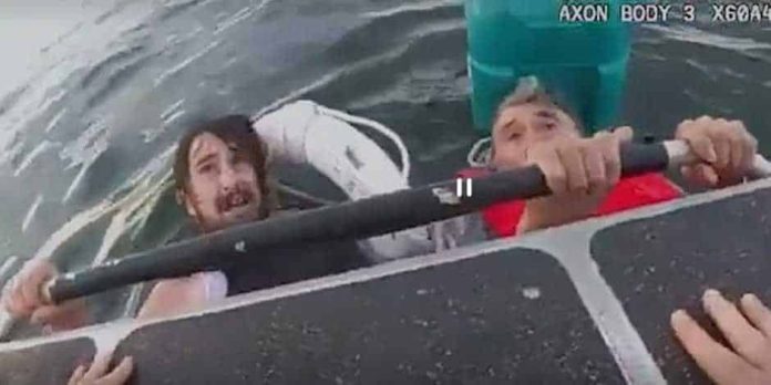 VIDEO: Rescatan a hombres que cayeron al mar