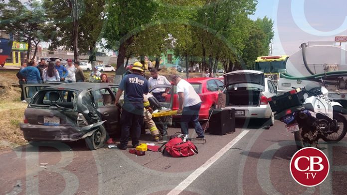 Cinco autos se embarran en el libramiento de Morelia