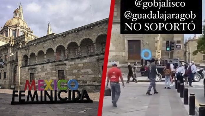 Policías retiran letrero de protesta  “México Feminicida” 