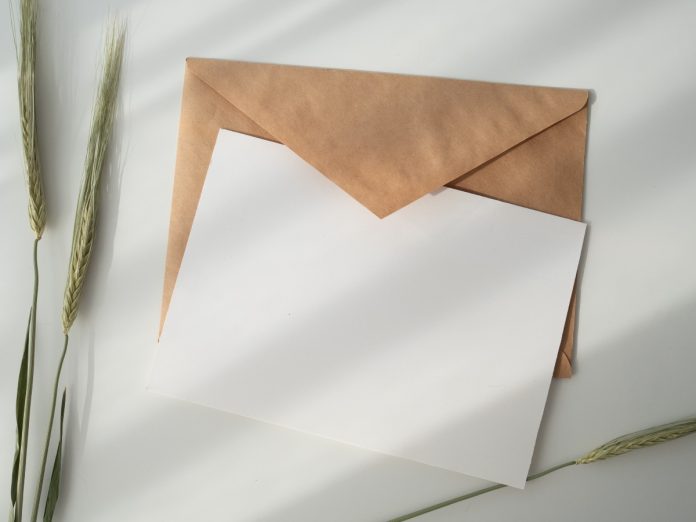Le escriben una carta a una joven para que grite menos cuando hace el 