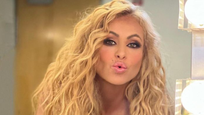 Paulina Rubio es captada haciendo este acto indecente