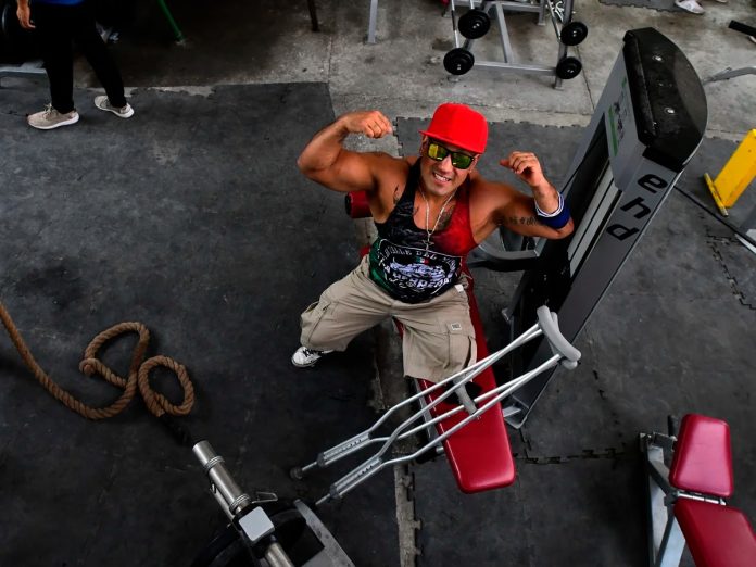 FOTO: Hombre sin pierna crea famoso gimnasio callejero