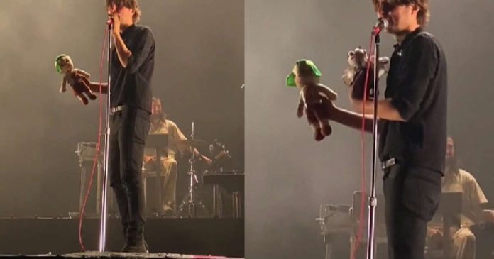 VIDEO: Lanzan peluche de 'El Chavo del 8' a 'Phoenix' y vocalista se confunde